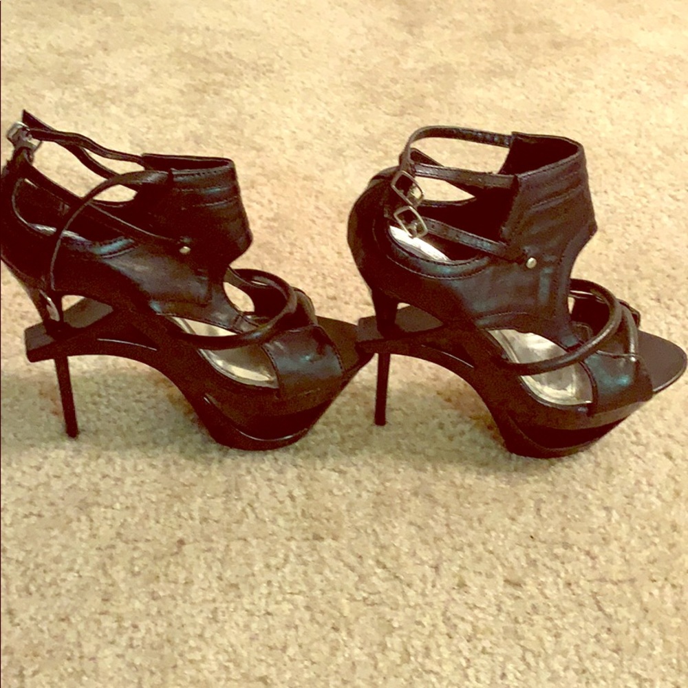 Black pumps